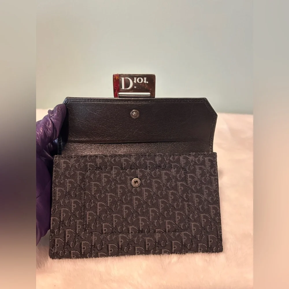 DIOR Bi-Fold Wallet in like new condition. Authentic and pre-owned